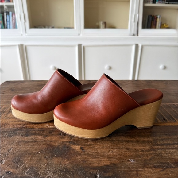 Everlane Shoes - Everlane Cognac Leather Clog in size 5.5